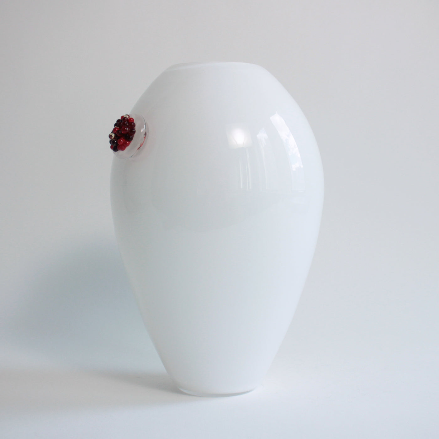 Vase grenade blanc avec pépins rouge