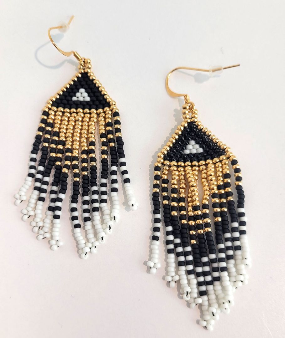 Black, White and Gold Saras