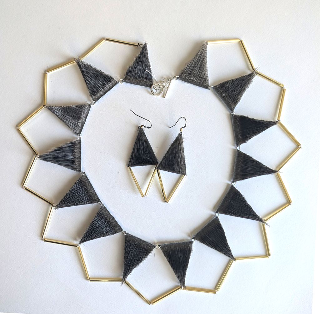 Seal Skin Earrings and Necklace Set (Gold)