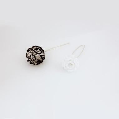 Boucle d'oreille MUM (blanc et noir)