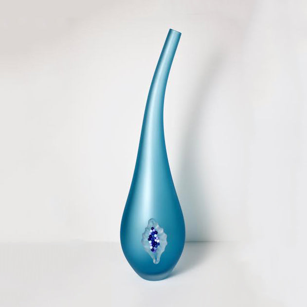 Vase en verre bleu avec une figue.