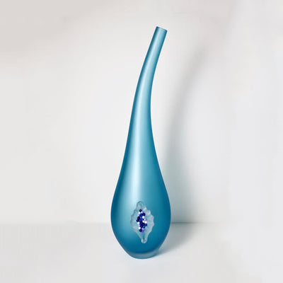 Vase en verre bleu avec une figue.