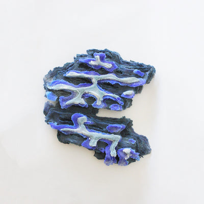 Sculpture murale en pâte de verre représentant des vagues. 