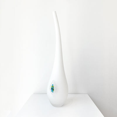Vase en verre blanche avec une figue.