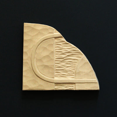 Petite oeuvre murale en bois sculpté réalisée avec du tilleul et de l'huile par l'artiste Emma Senft de Montréal, Québec, Canada. 