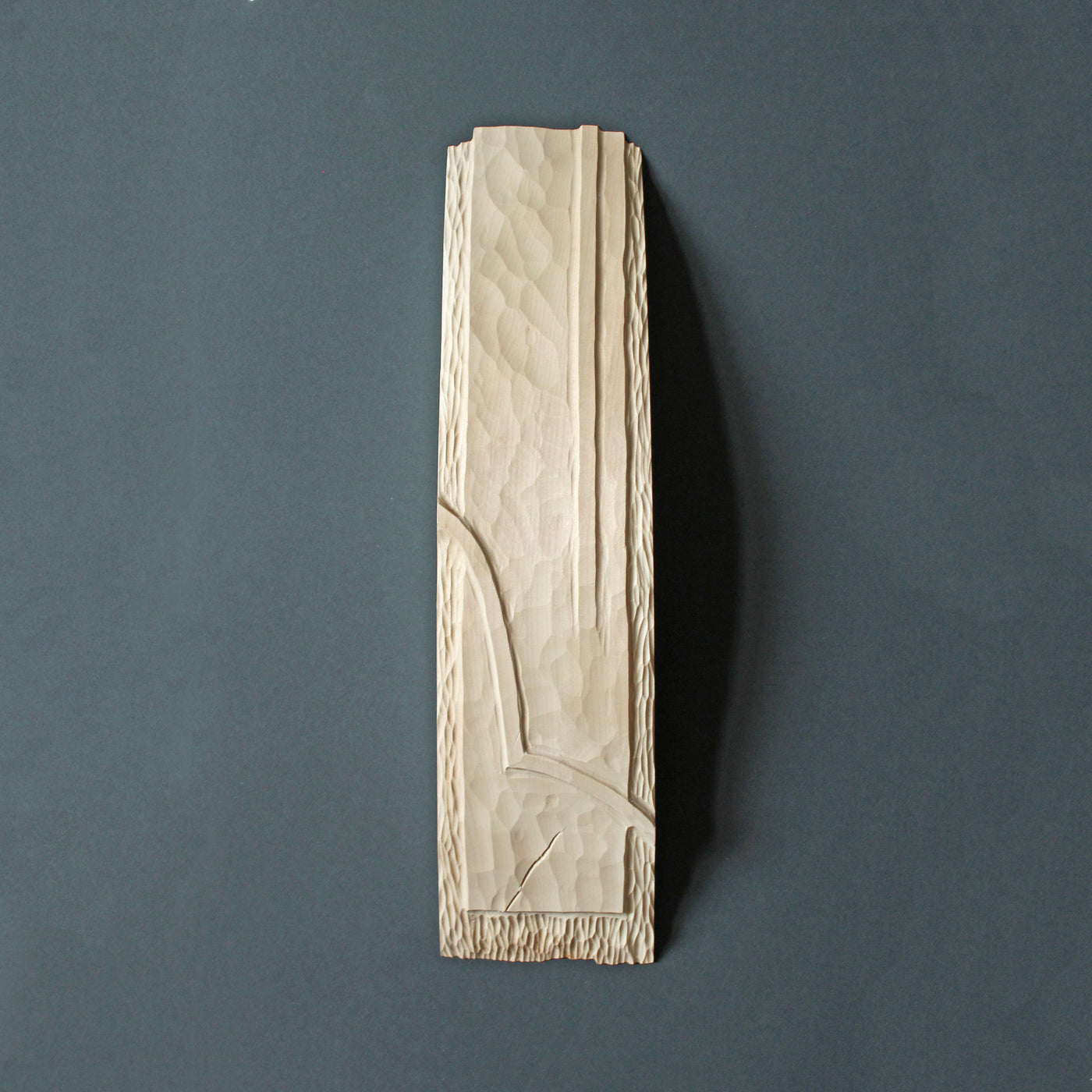 Oeuvre murale en bois sculpté réalisé avec du tilleul, décolorant de bois, savon et crayon de graisse par l'artiste Emma Senft de Montréal, Québec, Canada.