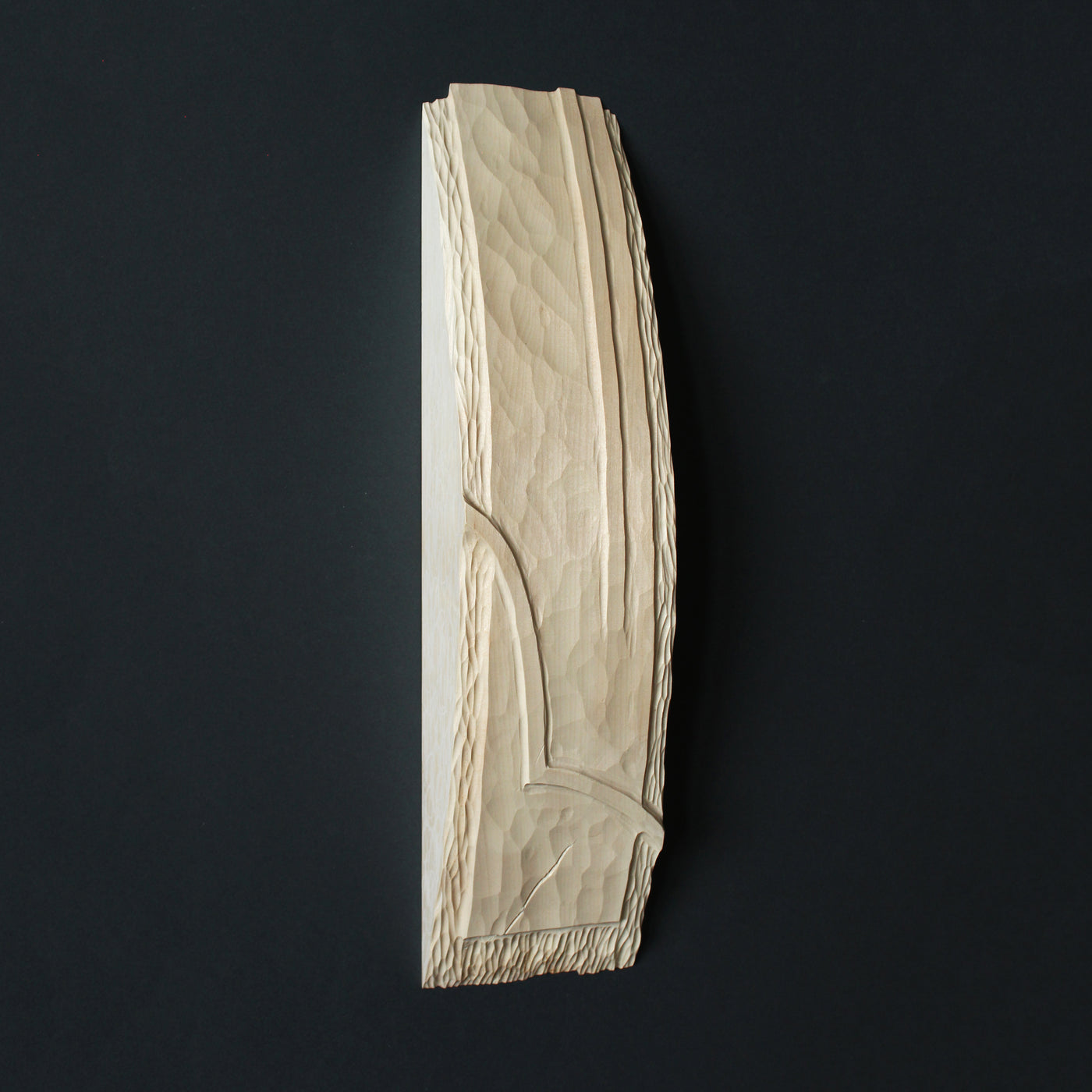 Oeuvre murale en bois sculpté réalisé avec du tilleul, décolorant de bois, savon et crayon de graisse par l'artiste Emma Senft de Montréal, Québec, Canada.