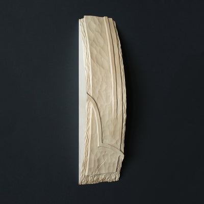 Oeuvre murale en bois sculpté réalisé avec du tilleul, décolorant de bois, savon et crayon de graisse par l'artiste Emma Senft de Montréal, Québec, Canada.