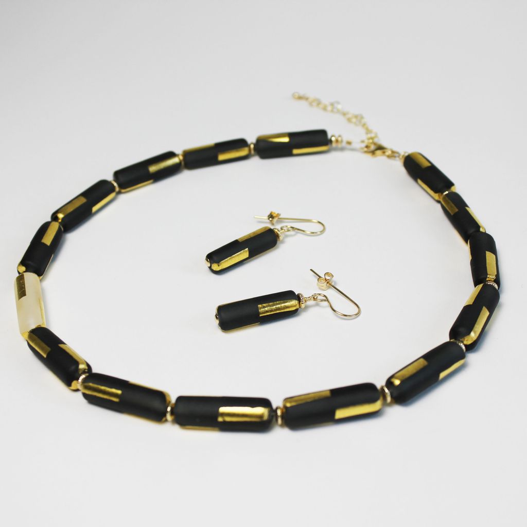Gold line earrings (black)