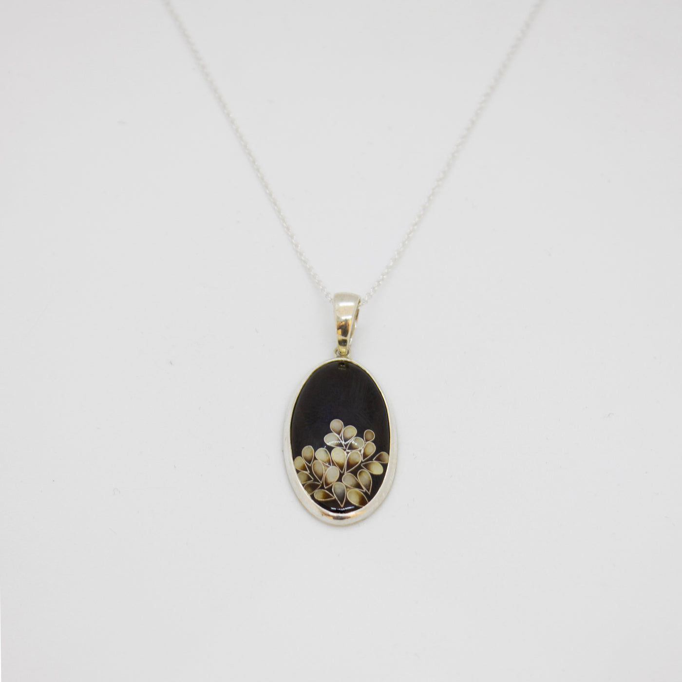 Pendentif oval noir, 2019 - La Guilde