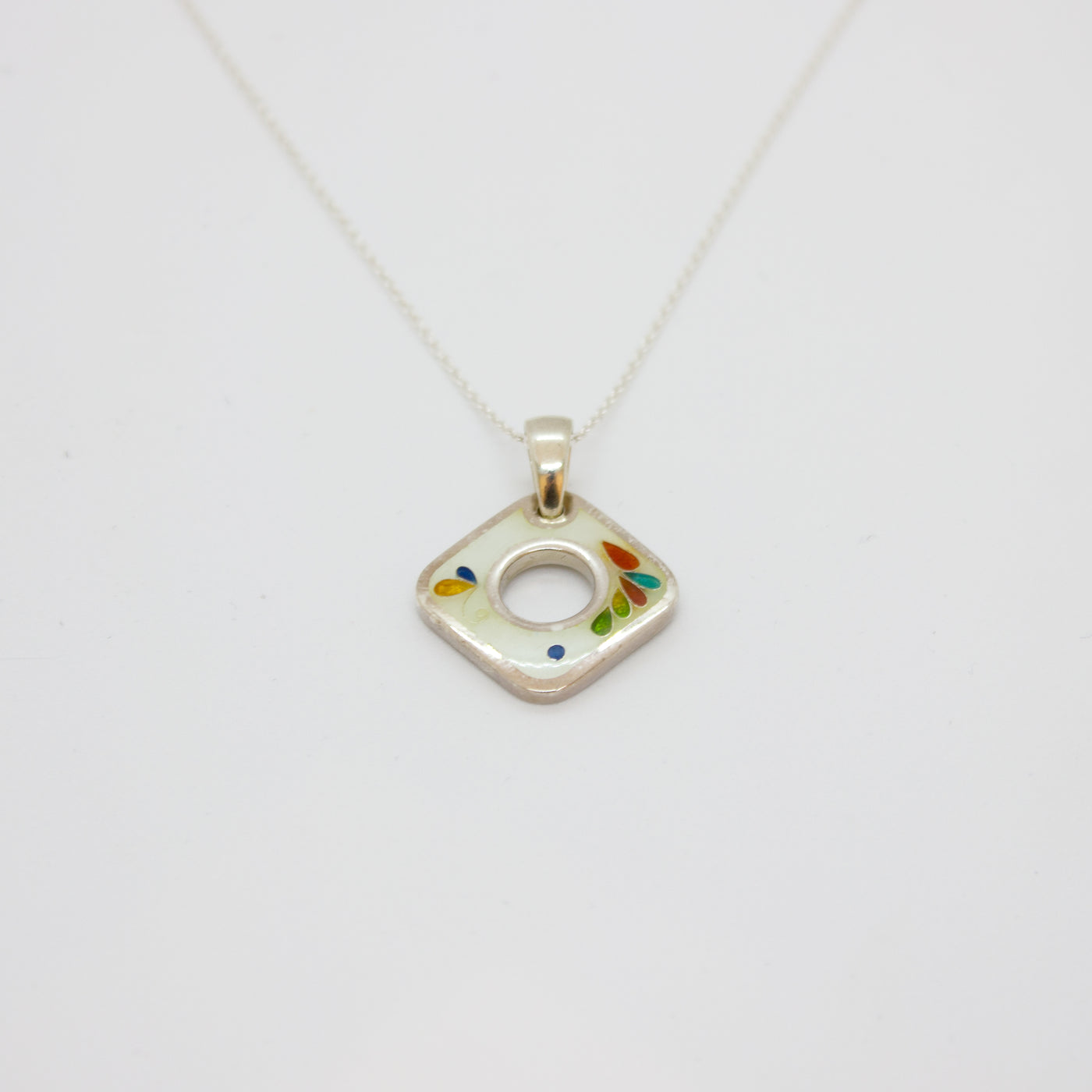 Pendentif perforé blanc, 2019 - La Guilde