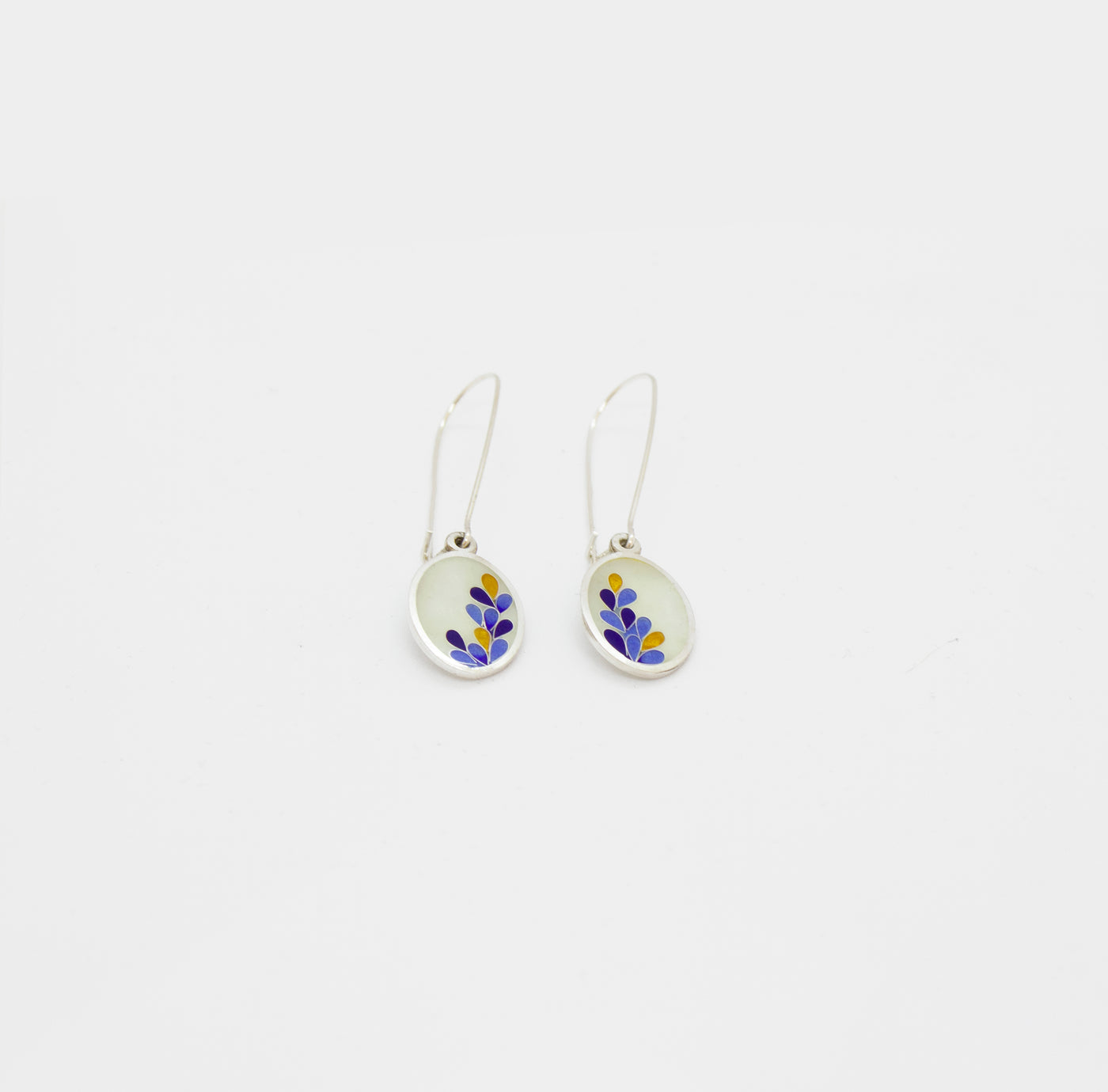 Boucles d'oreilles ovales blanches, 2019 - La Guilde