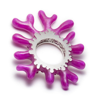 Géante à la robe rose
