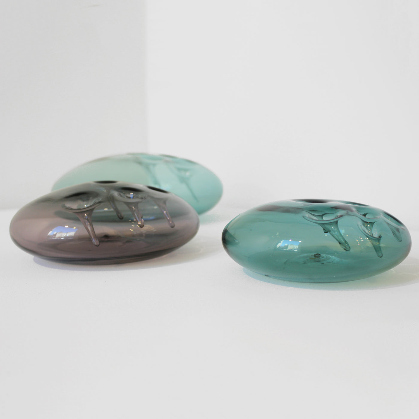 Sculptures de pastilles en verre.