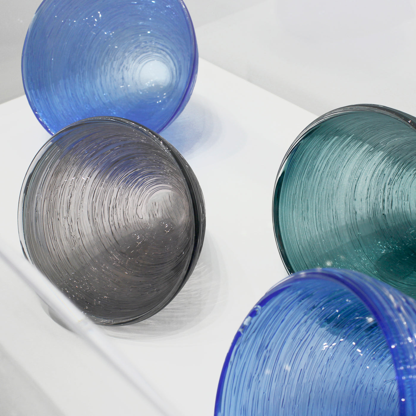 Petits bols en verre bleu, turquoise et gris.