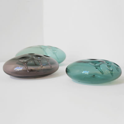 Sculptures de pastilles en verre.