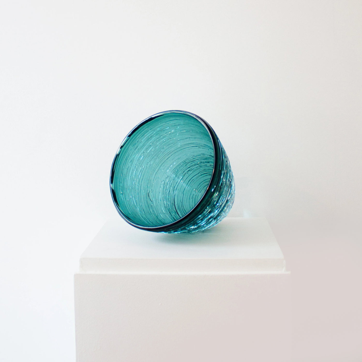 Petit bol en verre turquoise.