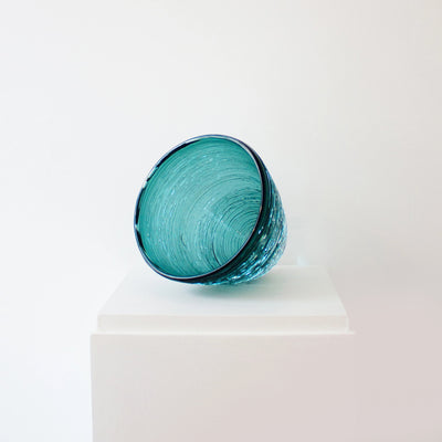 Petit bol en verre turquoise.