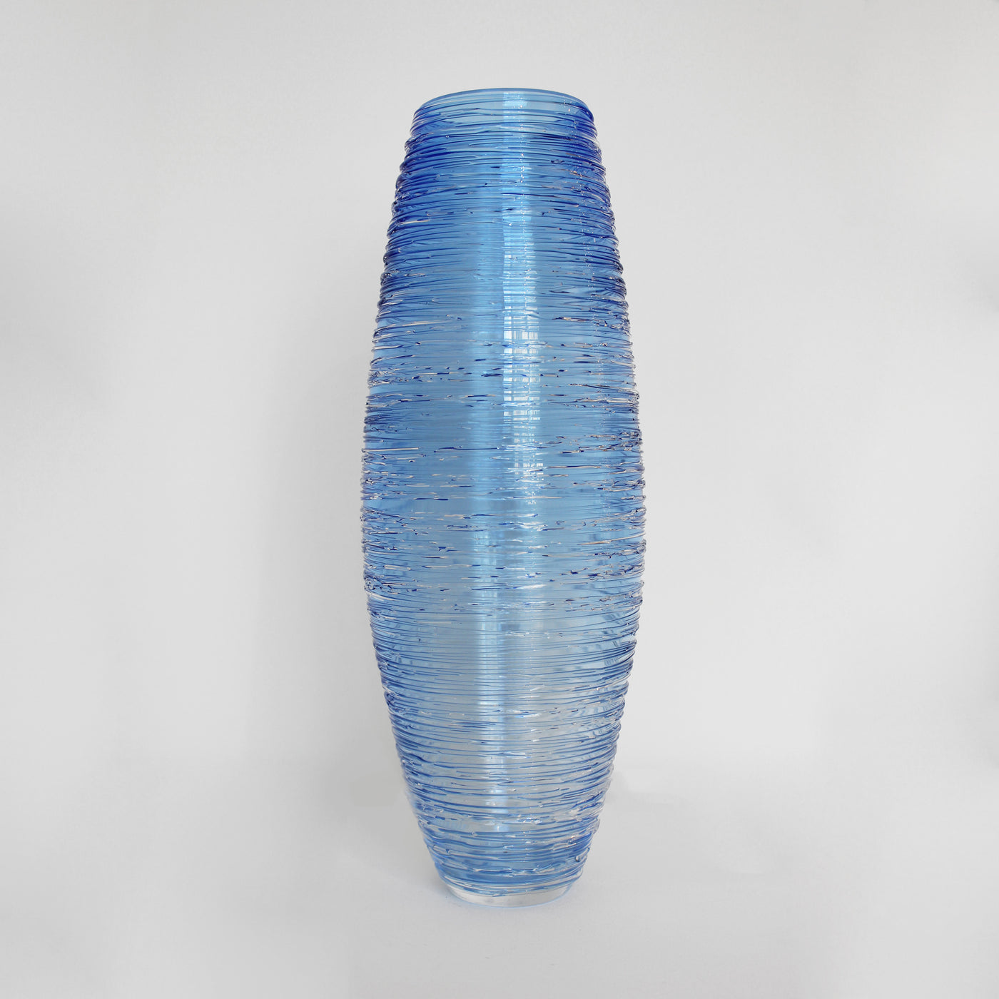 Long vase en verre bleu.