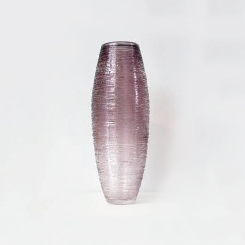 Long vase en verre gris.