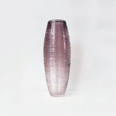 Long vase en verre gris.