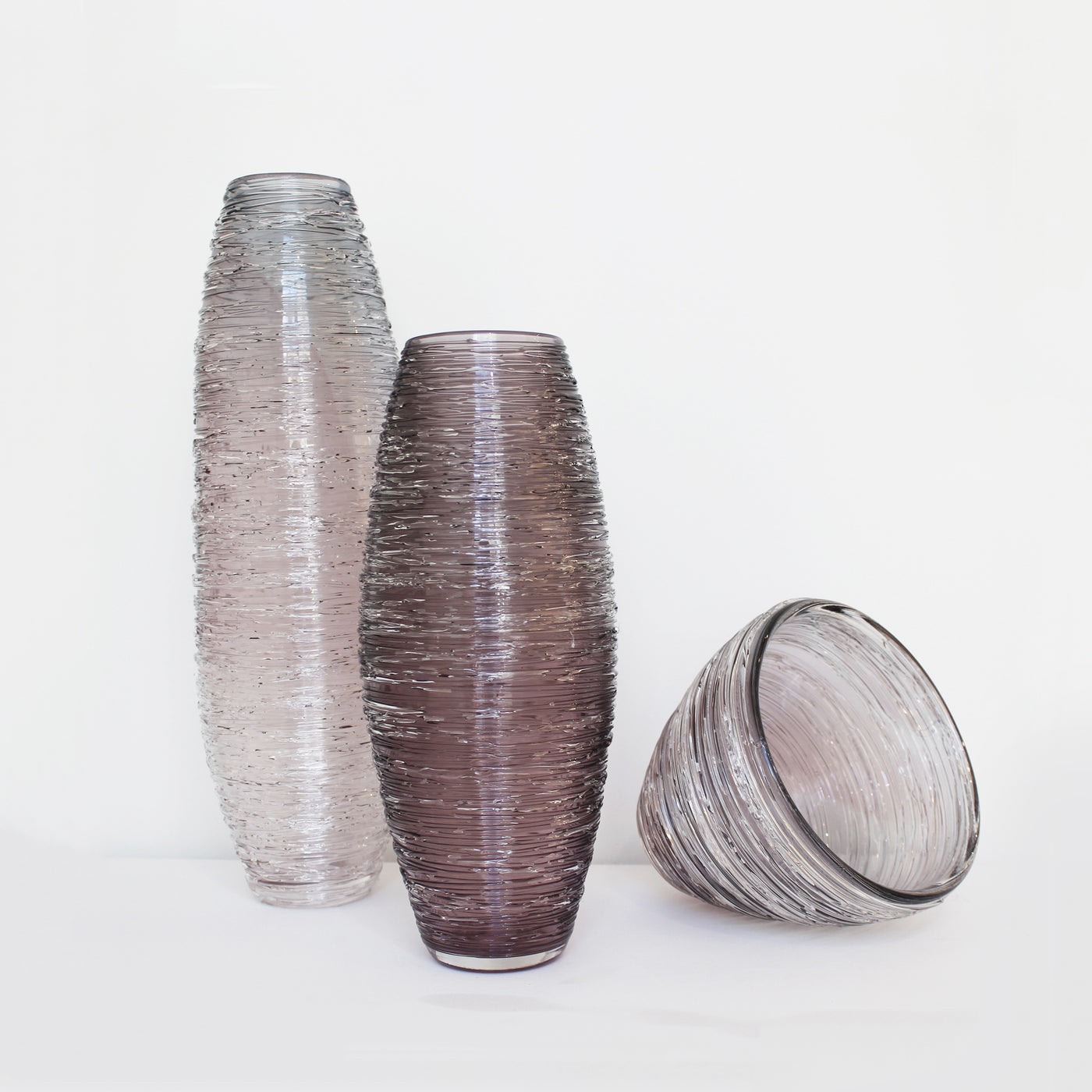 Assemblage de vases en verre gris.