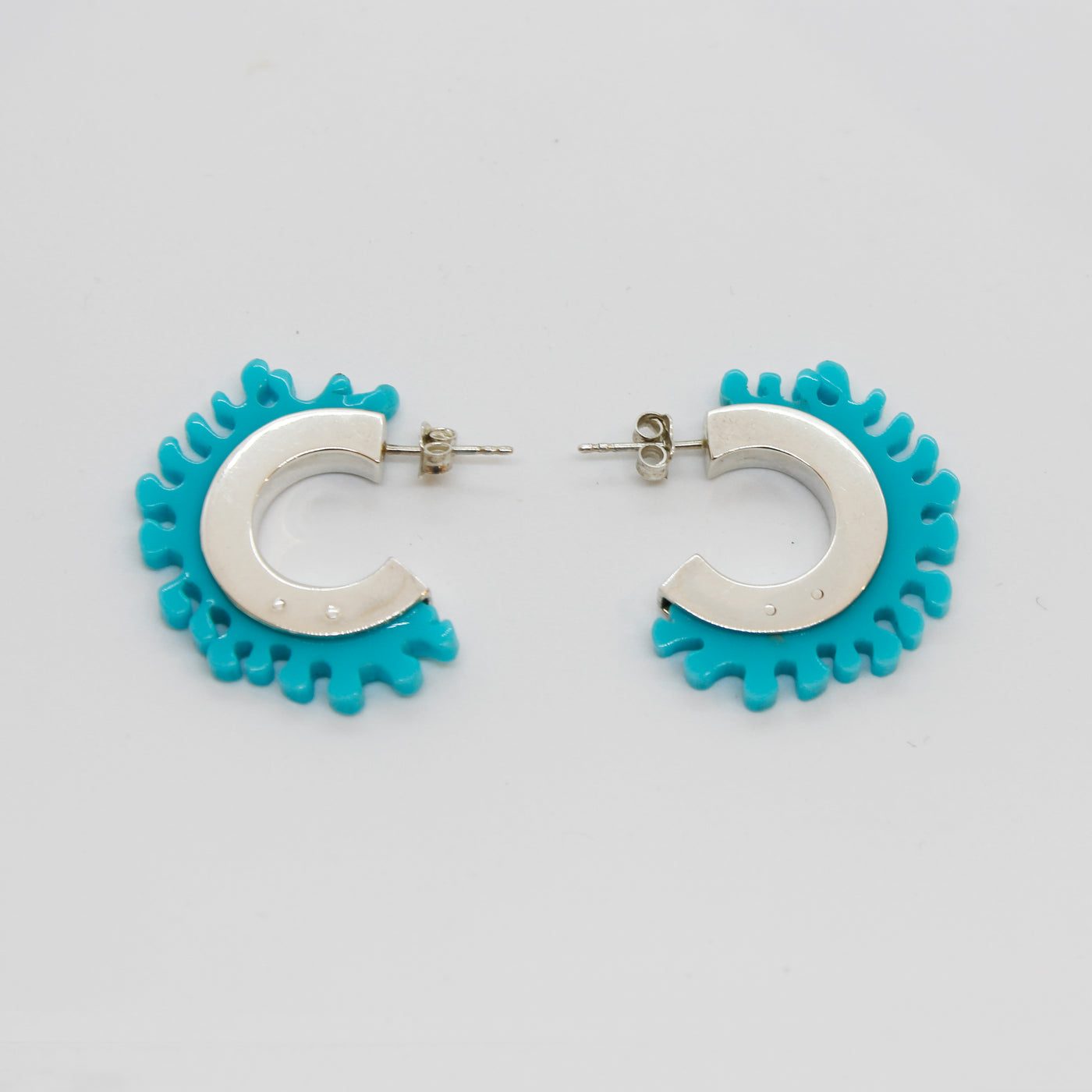 Grandes boucles d'oreilles courbées bleues (collection Corail), 2018 - La Guilde