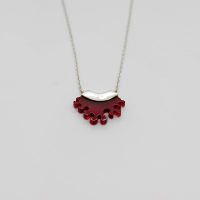 Petit pendentif courbé rouge (collection Corail), 2019 - La Guilde