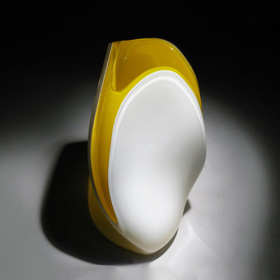 Sculpture en verre soufflé jaune et blanche.