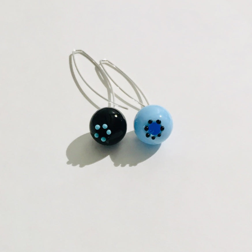 Boucles d'oreilles OUPS (bleu-noir), 2019 - La Guilde