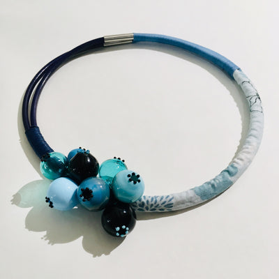 Collier MUM (bleu-noir), 2019 - La Guilde