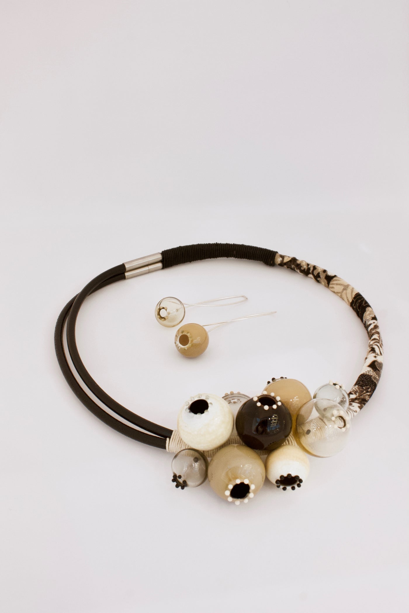 Boucles d'oreille OUPS (beige), 2019 - La Guilde
