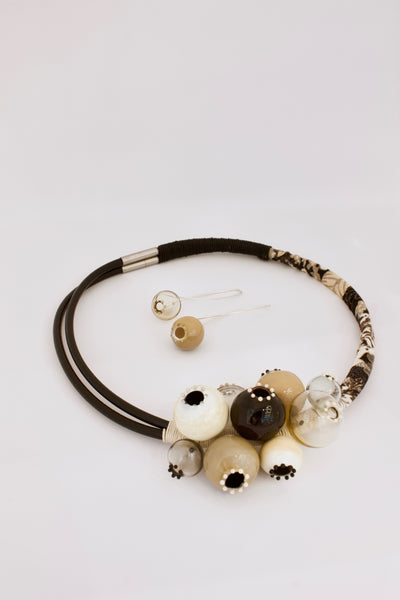 Boucles d'oreille OUPS (beige), 2019 - La Guilde