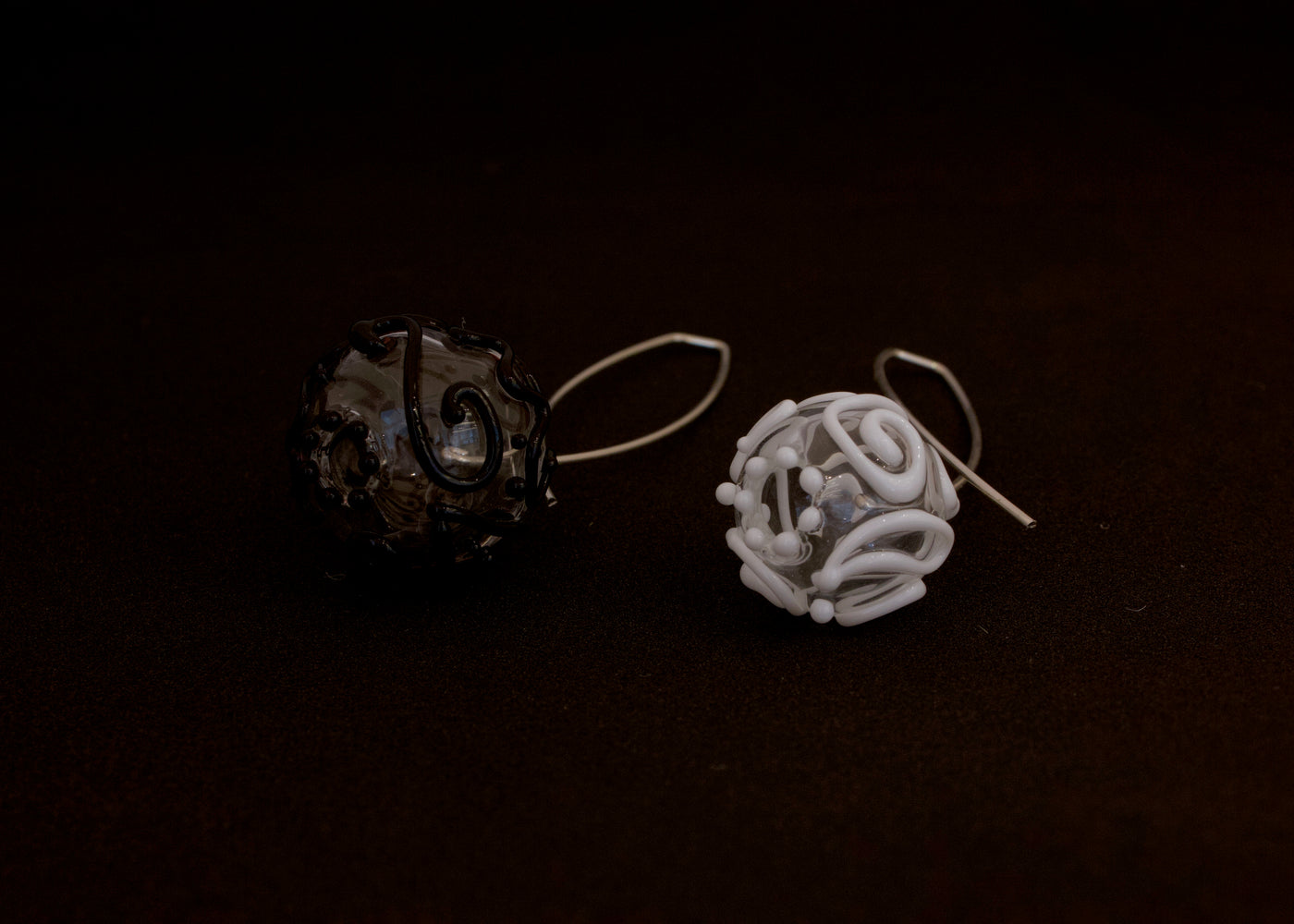 Boucles d'oreille MUM (blanc et noir), 2019 - La Guilde
