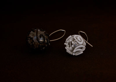 Boucles d'oreille MUM (blanc et noir), 2019 - La Guilde