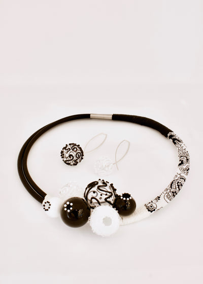 Boucles d'oreille MUM (blanc et noir), 2019 - La Guilde