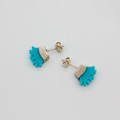 Mini boucles d'oreilles courbées bleues, 2018 - La Guilde
