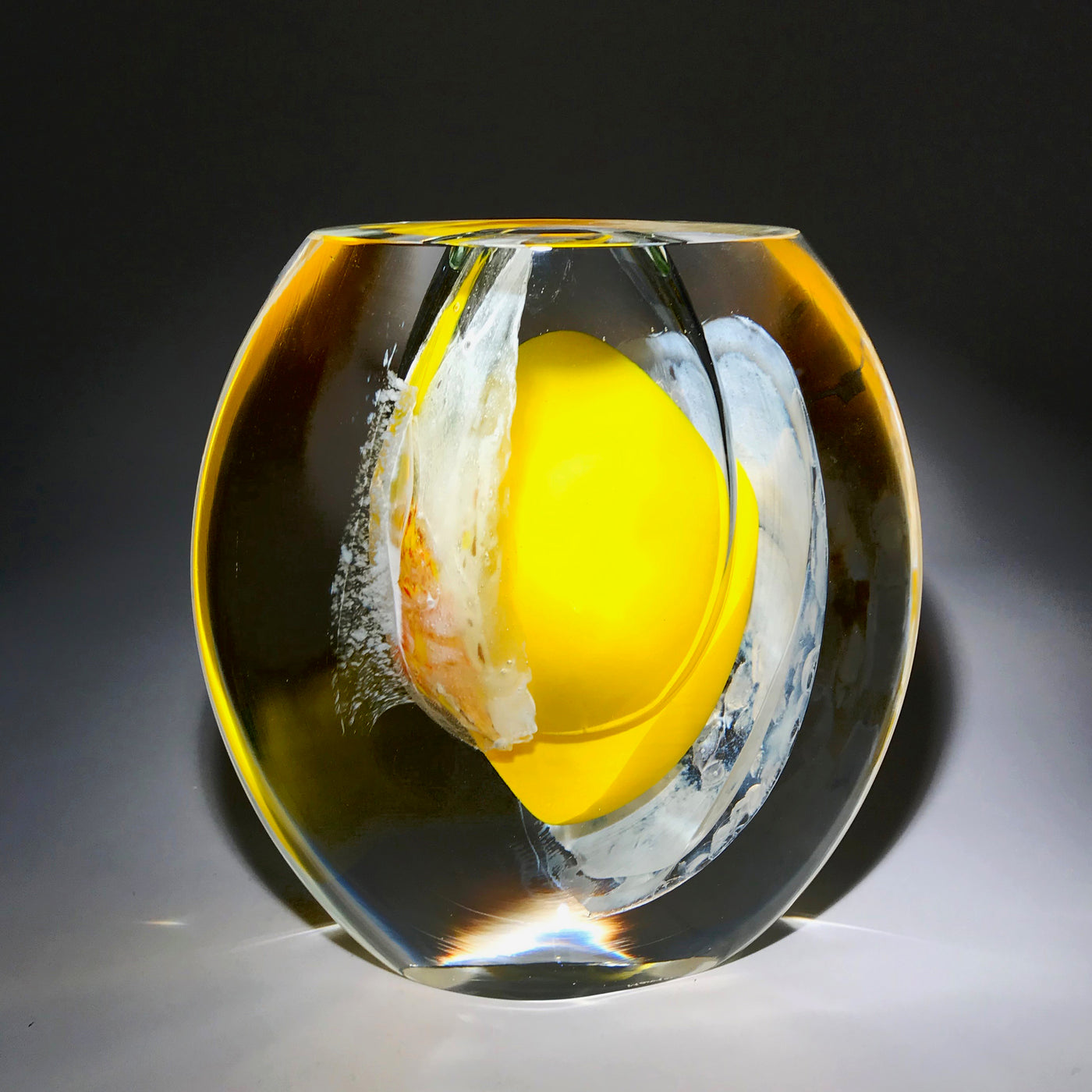Sculpture de couleur transparente, jaune et blanche réalisée en verre soufflé travaillé à froid par l'artiste Maryse Chartrand de Sutton, Québec, Canada. 