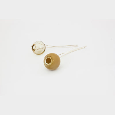 Boucles d'oreille OUPS (beige), 2019 - La Guilde