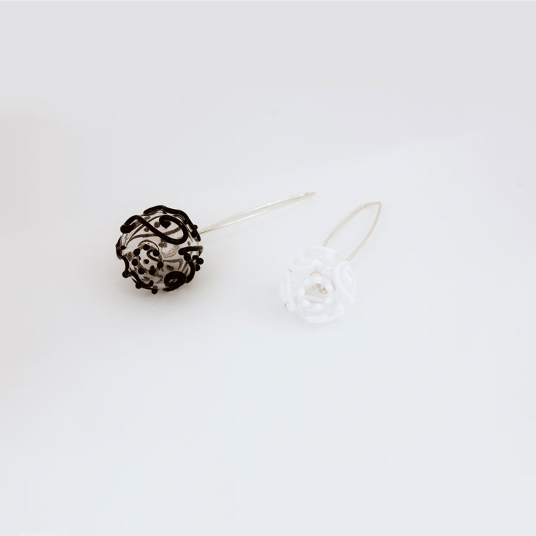 Boucles d'oreille MUM (blanc et noir), 2019 - La Guilde