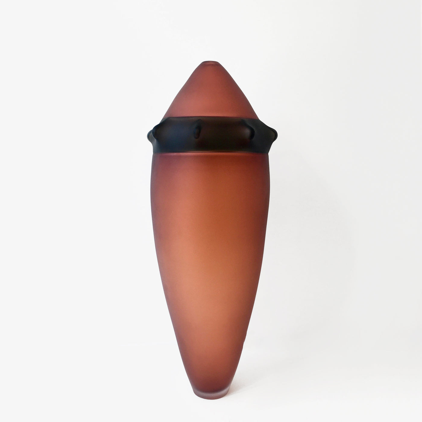 Long vase en verre soufflé couleur bronze et noir.