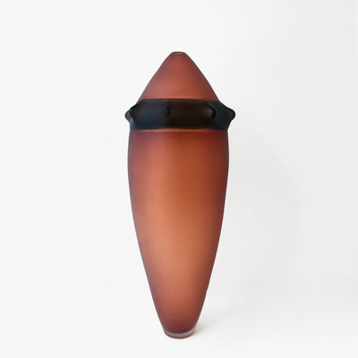 Long vase en verre soufflé couleur bronze et noir.