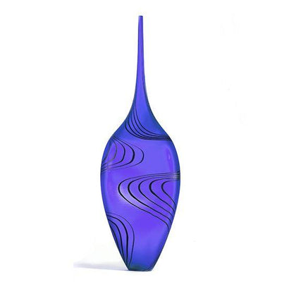 Vase en verre soufflé bleu avec un motif ligné.