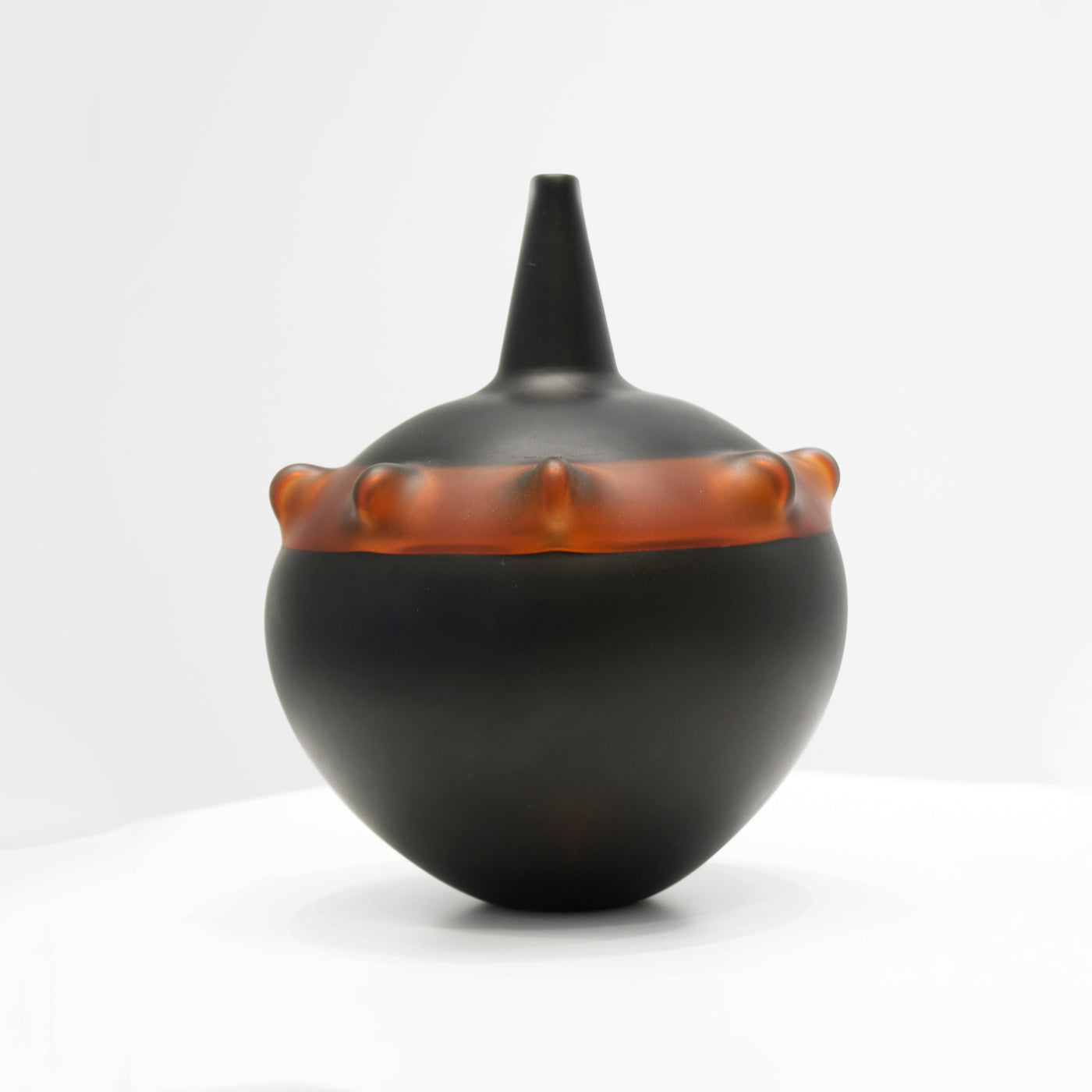 Petite sculpture en verre soufflé noir.