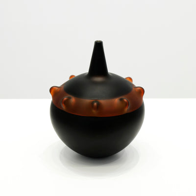 Petite sculpture en verre soufflé noir.