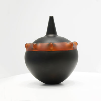 Petite sculpture en verre soufflé noir.