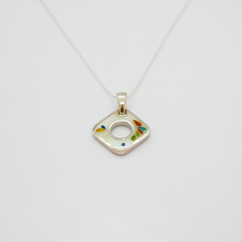 Pendentif perforé blanc