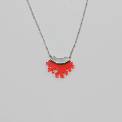Petit pendentif courbé (corail transparent)