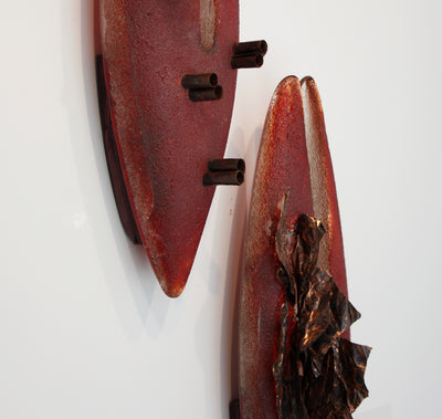Ensemble de sculptures murales en verre rouge et cuivre.
