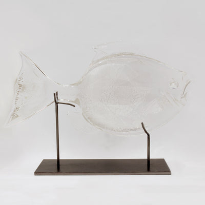 Sculpture en verre d'un poisson soutenu par une structure en métal.
